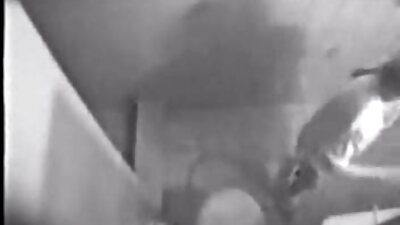 Aficionado tatuado vino a un amigo con un tapón anal en previsión de una porno latino español cogida real.