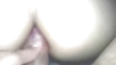 Una chica en videos pornos caseros en español latino sostén pajea activamente a un miembro y mira el esperma que fluye.